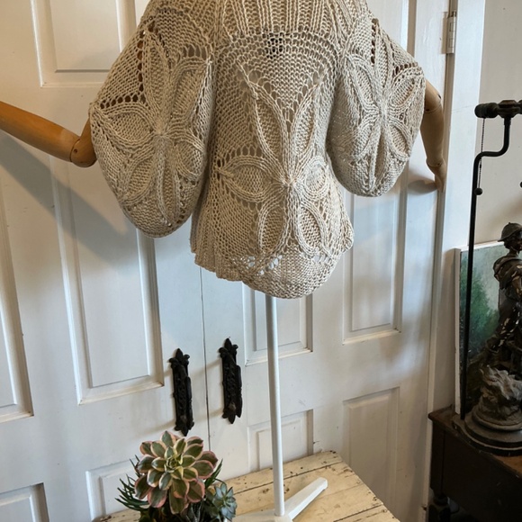 Fun cable knit sweater with a large floral pattern - Picture 3 of 4